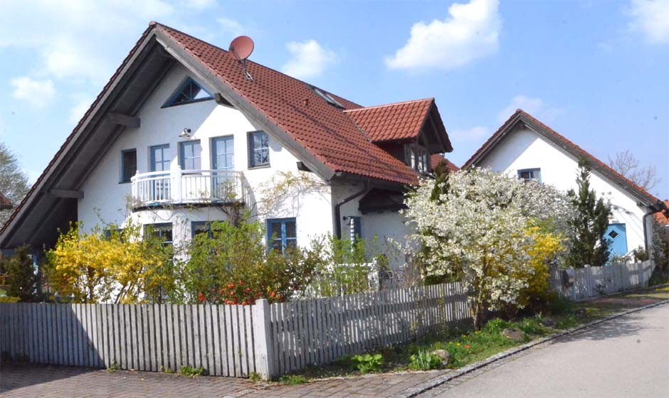 Südseite des Hauses mit rundem Erker und Balkon